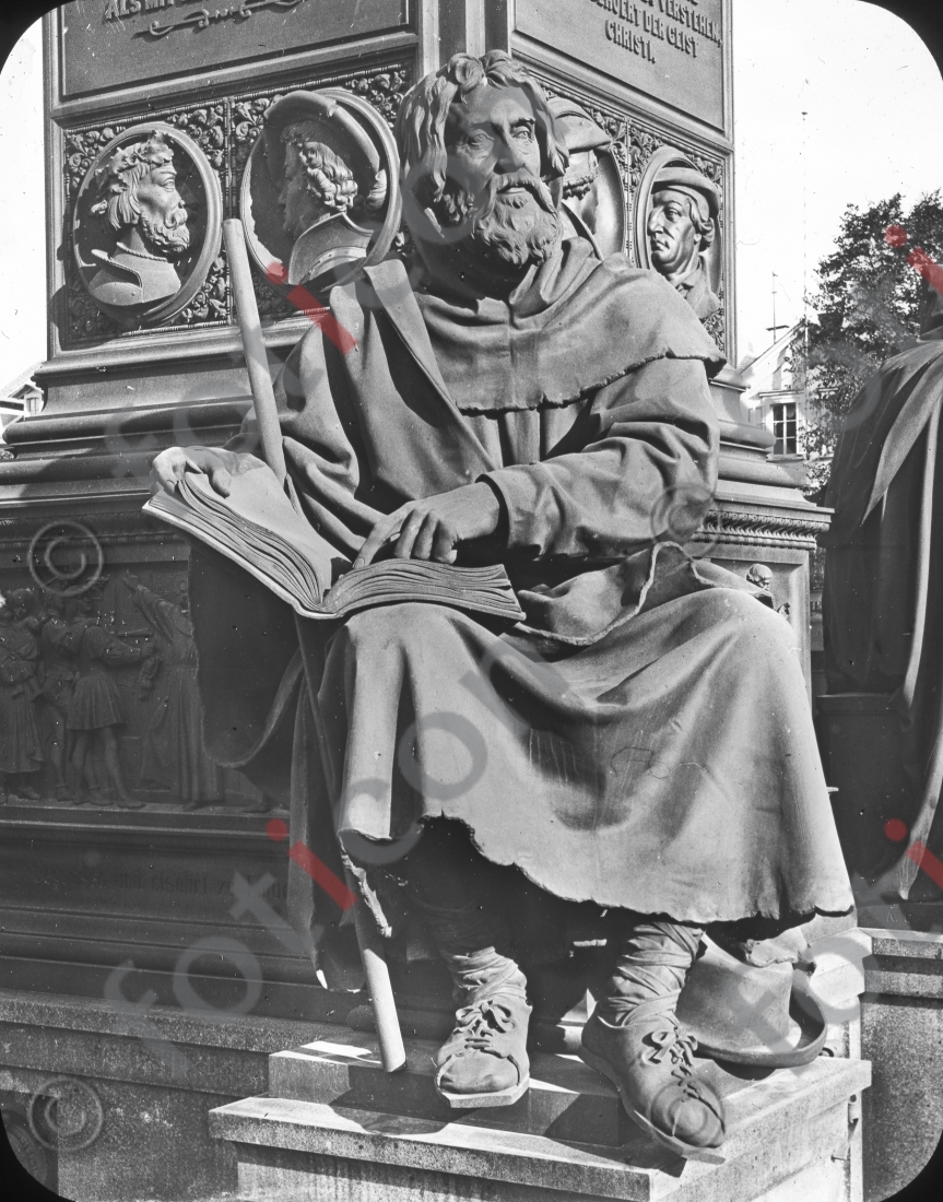 Skulptur von Jan Hus | Sculpture of Jan Hus - Foto foticon-simon-150-004-sw.jpg | foticon.de - Bilddatenbank für Motive aus Geschichte und Kultur